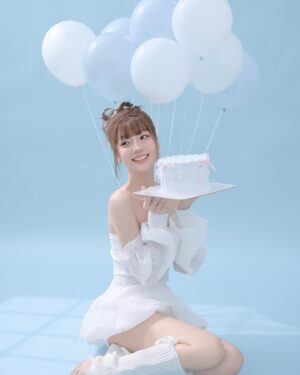 Trang Minh Instagram - Trang Minh đang ăn mừng sinh nhật 20 tuổi ở 1 vũ trụ khác 🎂🥂✨

Photo: Thành Nguyễn 
M.U.A: Kim Yến
Location: GO.ON Studio