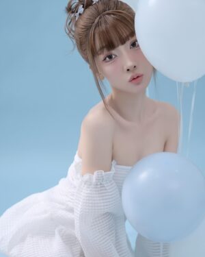 Trang Minh Instagram - Trang Minh đang ăn mừng sinh nhật 20 tuổi ở 1 vũ trụ khác 🎂🥂✨

Photo: Thành Nguyễn 
M.U.A: Kim Yến
Location: GO.ON Studio