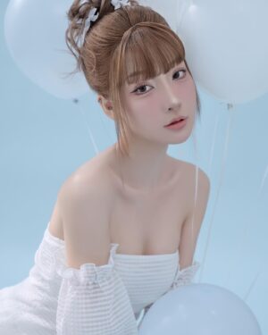 Trang Minh Instagram - Trang Minh đang ăn mừng sinh nhật 20 tuổi ở 1 vũ trụ khác 🎂🥂✨

Photo: Thành Nguyễn 
M.U.A: Kim Yến
Location: GO.ON Studio
