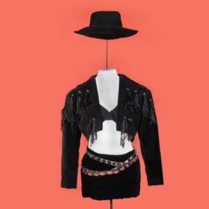 Tranna Wintour Instagram - Je vous présente ma première invitée sur Les Divas, quelqu’un qui n’a pas besoin d’introduction: @mitsougelinas. Comme vous le savez, je suis une anglophone et j’ai grandi sans vraiment connaître la culture Québécoise à part Bibi et Geneviève et Mitsou. L’impact culturel de Mitsou, non seulement au Québec mais au Canada, ne peux pas être sous-estimé. À travers ses vidéoclips audacieux, vibrants et tout simplement iconiques, elle a créé un univers d’imagination sans limite, de beauté, de sensualité et d’inclusivité bien avant que sa devient un “buzz word.” Pour moi, ses vidéoclips demeurent les meilleurs produit au Québec. Je n’aurai jamais pu imaginer devenir avec amies avec cette femme extraordinaire qui m’inspire, qui me fait rire, qui rayonne une énergie tellement authentique, positive et lumineuse but I feel so lucky! J’ai trop hâte de partager la scène du podcast avec vous, avec elle—it’s going to be a night to remember. Soyez là 🤠❤️ info dans ma bîø