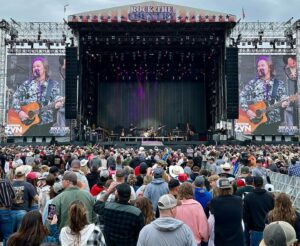 Travis Tritt Instagram - Another incredible night @rockthecountry festival in Ashland, Kentucky! What a fantastic crowd of great people to play for and I’m honored to be part of this incredible tour!