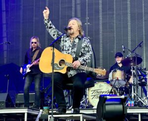 Travis Tritt Instagram - Another incredible night @rockthecountry festival in Ashland, Kentucky! What a fantastic crowd of great people to play for and I’m honored to be part of this incredible tour!