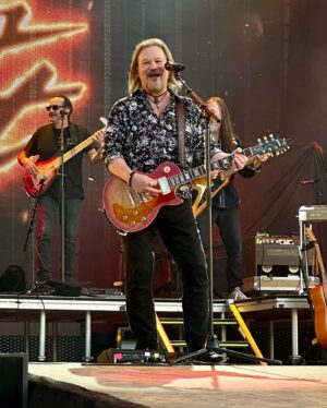 Travis Tritt Instagram - Another unforgettable crowd in Poplar Bluff, MO for the @rockthecountry festival! These shows are so much fun to play. The audiences are always huge at these shows with crowds filled with freedom loving Americans. We love you all! 🇺🇸