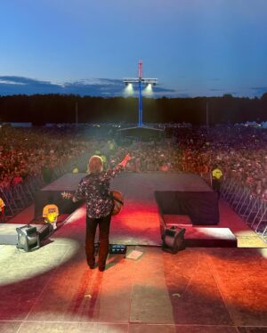Travis Tritt Instagram - Another unforgettable crowd in Poplar Bluff, MO for the @rockthecountry festival! These shows are so much fun to play. The audiences are always huge at these shows with crowds filled with freedom loving Americans. We love you all! 🇺🇸