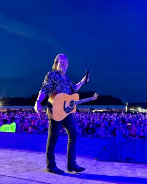 Travis Tritt Instagram - Another unforgettable crowd in Poplar Bluff, MO for the @rockthecountry festival! These shows are so much fun to play. The audiences are always huge at these shows with crowds filled with freedom loving Americans. We love you all! 🇺🇸
