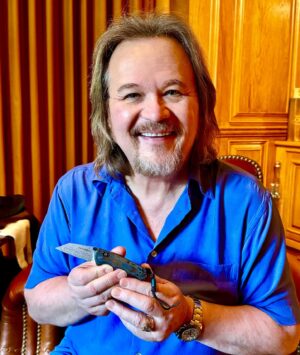 Travis Tritt Instagram - I want to thanks my friends @benchmadeknifecompany for sending me this beautiful limited edition “Full Immunity” knife. I’ve always been a fan of Benchmade products and I’m thrilled to add this little beauty to my collection.