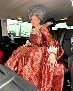 Trine Dyrholm Instagram - Trying to fit in 💥 #maryandgeorge @skytv @skyshowtimedanmark @starz