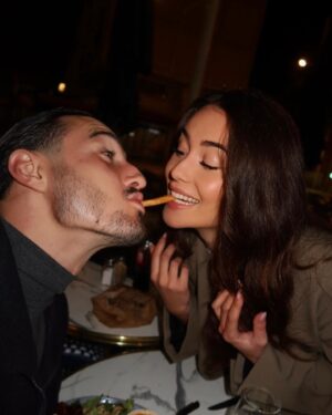 Tristan Maurisse Instagram - Il y a des endroits où on se sent bien, où on se sent nous-mêmes 🤎🐒 
 @bistrotduporttoulon 

#couple #couplegoals #love #instagood