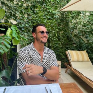 Tristan Maurisse Instagram - Petit pause à Palerme 🇮🇹

Chemise : @zara 
Lunettes : @lebeloeiltoulon 
Lieu : @lumiarestaurant 

#italie #palermo #lifestyle