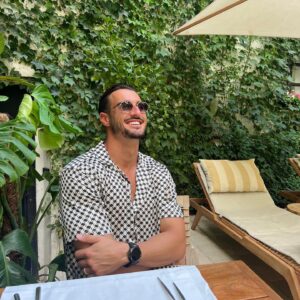 Tristan Maurisse Instagram - Petit pause à Palerme 🇮🇹

Chemise : @zara 
Lunettes : @lebeloeiltoulon 
Lieu : @lumiarestaurant 

#italie #palermo #lifestyle