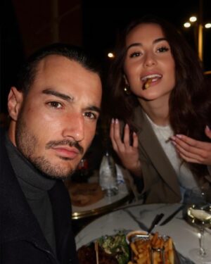 Tristan Maurisse Instagram - Il y a des endroits où on se sent bien, où on se sent nous-mêmes 🤎🐒 
 @bistrotduporttoulon 

#couple #couplegoals #love #instagood