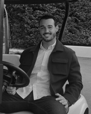Tristan Maurisse Instagram - Qui vient faire un tour de golfette avec moi ? Un 36 trous ça chauffe quelqu’un ? 😂 

Sur ceux, bonne fête du travail ! 

#fashion #style #golf #night #paca #love