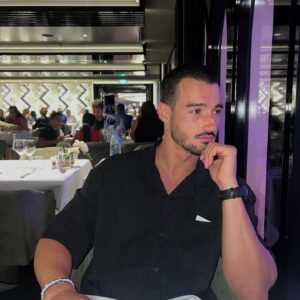 Tristan Maurisse Instagram - Perso, ce que je trouve important, c'est que deux personnes qui s'aiment puissent passer du temps ensemble, peu importe le lieu. Le restaurant n'est pas une nécessité. Vous pouvez y aller pour des occasions spéciales ou pour faire plaisir à votre copine de temps à autre, mais pas régulièrement ♥️

#couple #couplegoals #night #love #restaurant