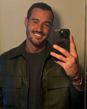 Tristan Maurisse Instagram - C’est pas ma veste, je l’ai prise à un ami. Je suis sur qu’elle me va mieux, bref j’espère qu’il verra ce post et qu’il va me l’a donner 😄

#outfit #chill #vibe #jacket #love