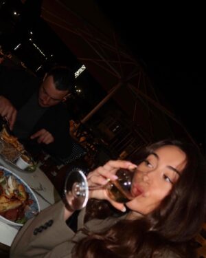 Tristan Maurisse Instagram - Il y a des endroits où on se sent bien, où on se sent nous-mêmes 🤎🐒 
 @bistrotduporttoulon 

#couple #couplegoals #love #instagood