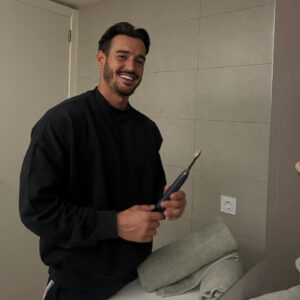Tristan Maurisse Instagram - 🎁 JEU CONCOURS DE FOLIE 🎁

Comme vous avez pu le constater, après deux mois d’utilisation quotidienne, la brosse à dents électrique Philips Sonicare Prestige 9900 est devenue un incontournable de ma routine self-care.

C’est pourquoi @philips.france et moi-même avons décidé de vous gâter en vous offrant le même modèle de la couleur de votre choix (c’est Noël avant l’heure) ! 🎄

Pour participer, c’est très simple ! Il vous suffit de :

- liker le post 
- Suivre @philips.france et @tristanmrs 
- Taguer 2 ami.e.s qui aimeraient avoir cette beauté ✨

À vous de jouer ! Vous avez jusqu’au 10 novembre pour participer 😁
 
#PhilipsSonicare #EffortlessLiving #SenseIQbyPhilips

Collaboration commerciale rémunérée
