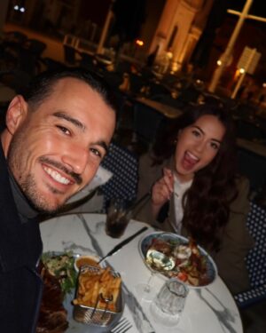 Tristan Maurisse Instagram - Il y a des endroits où on se sent bien, où on se sent nous-mêmes 🤎🐒 
 @bistrotduporttoulon 

#couple #couplegoals #love #instagood