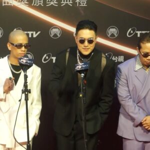 Trout Fresh Instagram - 「三不管」
這張專輯，是我首次開始有意識慢慢放下自以為是來做音樂的歷程。
我感謝張伍教會我自由思考與自我負責的重要，接著就算臭臉臭嘴也要相信對方的創作是怎麼一回事。
我感謝SJIN教會我萬事皆可達，只要不怕麻煩就沒有麻煩。
我感謝呂尚無限的陪著我們做出各種過分的假設，並且也陪伴了我度過很多不容易的日子。
謝謝Bradd陪我們一起搞事，也陪著我見證很多奇蹟。
謝謝大威幫著我們一起錄音，還有聽我說話。
謝謝我整個公司，也謝謝幫助我們的任何一位好朋友，肉麻的話我平常講很多了，我們心照不宣。
十幾年了，很高興跟你們兩個一起走了金曲獎紅毯，雖然我們的關係就是招喚獸，但我一樣很愛你們，希望你們都健康平安順利，以後等他們受不了，我們再考慮要不要寫新的歌😎
我們是「SmashRegz」別拼錯了寶貝🤗 

大大感謝 @cscraftsir 幫我們訂做如此驚人的西裝

📷 @yoyoung_bzhd 
🎥 @partystar01