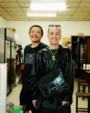 Trout Fresh Instagram - 他是我讀第一間高中，忠信高中的學長。學校很嚴，也很遠。以前上學要搭校車，學長一定幫我留位置，由於他比我早滿18歲，也經常騎摩托車載我回家。
學長的家經營著一家麵店，就位於竹蓮國小對面，是一個沒有招牌的小麵店。那段日子，我爸爸剛生病，所以沒有選擇一份正職的工作，只是每天在醫院和打工的地方之間來回奔波。
我經常去學長那裡吃麵，跟他分享近況。而他總是把麵煮的很大碗，幫我加上一堆魚羹和骨仔肉，在每次吃完後，很帥的說「請你吃」，或著塞給我一罐飲料給我，接著把我趕去下一站。
學長不太用社群，估計他看到這篇的時候，可能還是別人貼給他的。難得有跟他合照，我想把2024年第一個感謝送給他，敬那些口袋只剩湊不齊一百塊銅板的日子裡的溫暖。