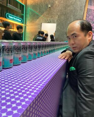 Tsukasa Saitô Instagram - 韓国でコカ・コーラのK-Waveローンチイベントがあったよ！
公式レポーターとして古家さんと世界中から記者が集まるところに行かせていただいたよ！
そしたらなんとJ.Y. Parkさんと、ITZYに会えたよ！
J.Y. Parkとんでもないスタイルだったよ。
笑顔がテレビで見たまんまだったよ！
そしてITZYダンス教えてくれたよ！
Like Magicめちゃくちゃ耳に残る、ダンスチャレンジまたするよ！
きいてね！Stray KidsとITZYとNMIXXとそしてそしてJ.Y. Parkみんな歌う曲やで。
壇上に一緒に上がったフランスのダンサーが踊り上手くてITZYが褒めてたからずっと嫉妬してた斎藤だよ！
日本は3月11日発売だよ！オサレな食べ物もたくさんあったよ！

#pr #コカコーラ #itzy #kwave #likemagic #飛び込もう彼らの世界へ