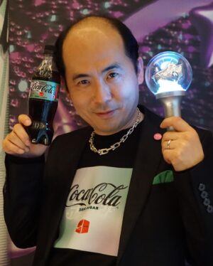 Tsukasa Saitô Instagram - 韓国でコカ・コーラのK-Waveローンチイベントがあったよ！
公式レポーターとして古家さんと世界中から記者が集まるところに行かせていただいたよ！
そしたらなんとJ.Y. Parkさんと、ITZYに会えたよ！
J.Y. Parkとんでもないスタイルだったよ。
笑顔がテレビで見たまんまだったよ！
そしてITZYダンス教えてくれたよ！
Like Magicめちゃくちゃ耳に残る、ダンスチャレンジまたするよ！
きいてね！Stray KidsとITZYとNMIXXとそしてそしてJ.Y. Parkみんな歌う曲やで。
壇上に一緒に上がったフランスのダンサーが踊り上手くてITZYが褒めてたからずっと嫉妬してた斎藤だよ！
日本は3月11日発売だよ！オサレな食べ物もたくさんあったよ！

#pr #コカコーラ #itzy #kwave #likemagic #飛び込もう彼らの世界へ