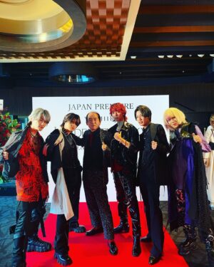 Tsukasa Saitô Instagram - えぐかったなぁ。
YOSHIKIさんの映画「UNDER THE SKY」のJAPAN PREMIERに行ってきました。
HYDEさんにもお会いできて、レジェンドとこんなに長時間ご一緒することもないので、レジェンド酔いしました。
アンミカ姉さんも流石のスピーチで、バチェラーイベント以来の休井ちゃん、チョコチョコご一緒させていただくTAKAHIRO先生、ホルモンのダイスケはんさん、PEPEPEラジオ以来のRYUGAにも会えて楽しかったね。
何も成し遂げてないのになぜ僕がレッドカーペット歩いてるのか？緊張のあまりYOSHIKIさんの白ワイン一髪入れてから歩いたら、あとで酔ったけど。

#YOSHIKI
#UNDER_THE_SKY
#HYDE
#ヘッドカーペット