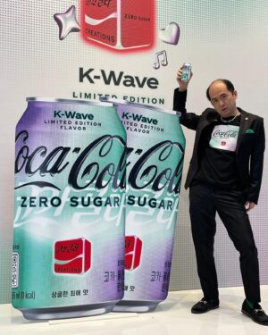 Tsukasa Saitô Instagram - 韓国でコカ・コーラのK-Waveローンチイベントがあったよ！
公式レポーターとして古家さんと世界中から記者が集まるところに行かせていただいたよ！
そしたらなんとJ.Y. Parkさんと、ITZYに会えたよ！
J.Y. Parkとんでもないスタイルだったよ。
笑顔がテレビで見たまんまだったよ！
そしてITZYダンス教えてくれたよ！
Like Magicめちゃくちゃ耳に残る、ダンスチャレンジまたするよ！
きいてね！Stray KidsとITZYとNMIXXとそしてそしてJ.Y. Parkみんな歌う曲やで。
壇上に一緒に上がったフランスのダンサーが踊り上手くてITZYが褒めてたからずっと嫉妬してた斎藤だよ！
日本は3月11日発売だよ！オサレな食べ物もたくさんあったよ！

#pr #コカコーラ #itzy #kwave #likemagic #飛び込もう彼らの世界へ
