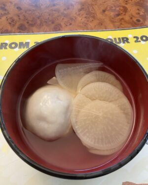 Tsurube Shofukutei Instagram - 駿河家のお雑煮です。あんもちです。信じられないけど、本間上手い。