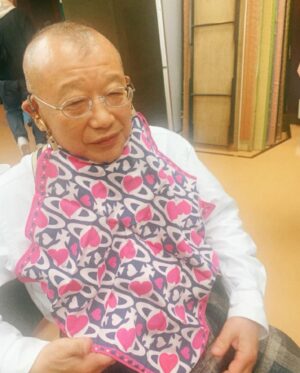 Tsurube Shofukutei Instagram - シャツにシミを付けて大騒ぎ、前掛けをつけたところを写真家、吉岡里帆が撮ってくれた。力作前掛け