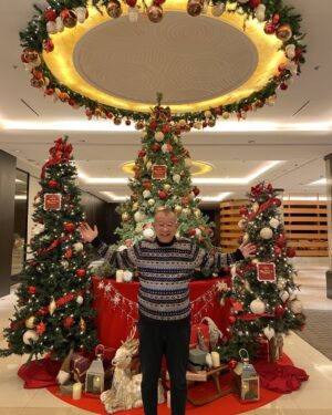 Tsurube Shofukutei Instagram - 北海道で大千穐楽、クリスマスツリーに迎えられて幸せです。明日頑張ります。