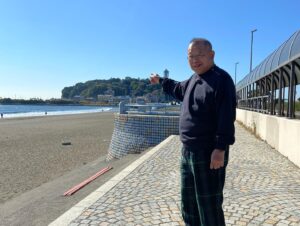 Tsurube Shofukutei Instagram - 江ノ島が見えて来た、俺の家は遠い。胸騒ぎの腰つき🦵🦵🦵🦿