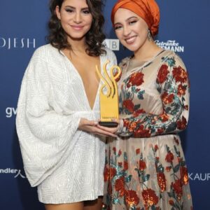 Tua El-Fawwal Instagram - 1. Lass mal einen auf professionell machen  Vs.
2. Faxen machen, weil keiner hat geguckt 😂@almila.bagriacik beim @deutscherschauspielpreis