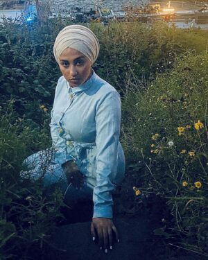 Tua El-Fawwal Instagram - „Dieser Blick heißt : Ich habe 18 Brüder, aber ich komme trotzdem alleine.“
@barkowskitristan 
📸 @yasminpoesy