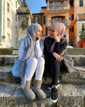 Tua El-Fawwal Instagram - So, hier nochmal. Alles alles Gute und Beste wünsche ich dir zu deinem Geburtstag Mona. Um nicht viel um den heißen Brei herum zu reden. Wenn ich eine ältere Schwester gehabt hätte, hätte sie nicht den Stellenwert den du bei mir hast. Du bist nicht nur meine beste Freundin, sondern auch meine ältere Schwester, meine strenge Mama, mein beschützerischer Bruder, meine Schulter zum Ausheulen, meine Freundin zum Lachen, mein Lieblingsmensch. Ich weiß, dass unsere Freundschaft einige Male kurz vor dem Ende stand, aber wie hat es immer geendet? Wir haben immer wieder zueinander gefunden. Und weißt du was das heißt? Ganz genau, dass du mich in sha Allah nie loswerden wirst du asi 😘Menschen verändern sich im Laufe der Zeit, so wie ich und du dich verändert haben, aber das ist voll in Ordnung. Aber wir gehören trotzdem in sha Allah immer zusammen. So viele Dinge, die ich heutzutage erreicht habe, habe ich mir nur zum Ziel gemacht, weil du mich motiviert hast. Du hast mashallah so vieles erreicht und das habe ich mir als Vorbild genommen. Um zum Ende zu kommen. Du weißt was du für mich bedeutest und, dass ich immer an deiner Seite sein werde in sha Allah. Ich könnte einfach nie auf dich verzichten. Durch dich habe ich den Spruch „Freunde fürs Leben“ verstanden. Danke, dass es dich gibt.  HAPPY BIRTHDAY HABIBI 😘 @mini_1996