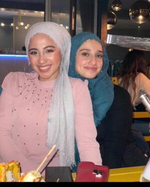 Tua El-Fawwal Instagram - So, hier nochmal. Alles alles Gute und Beste wünsche ich dir zu deinem Geburtstag Mona. Um nicht viel um den heißen Brei herum zu reden. Wenn ich eine ältere Schwester gehabt hätte, hätte sie nicht den Stellenwert den du bei mir hast. Du bist nicht nur meine beste Freundin, sondern auch meine ältere Schwester, meine strenge Mama, mein beschützerischer Bruder, meine Schulter zum Ausheulen, meine Freundin zum Lachen, mein Lieblingsmensch. Ich weiß, dass unsere Freundschaft einige Male kurz vor dem Ende stand, aber wie hat es immer geendet? Wir haben immer wieder zueinander gefunden. Und weißt du was das heißt? Ganz genau, dass du mich in sha Allah nie loswerden wirst du asi 😘Menschen verändern sich im Laufe der Zeit, so wie ich und du dich verändert haben, aber das ist voll in Ordnung. Aber wir gehören trotzdem in sha Allah immer zusammen. So viele Dinge, die ich heutzutage erreicht habe, habe ich mir nur zum Ziel gemacht, weil du mich motiviert hast. Du hast mashallah so vieles erreicht und das habe ich mir als Vorbild genommen. Um zum Ende zu kommen. Du weißt was du für mich bedeutest und, dass ich immer an deiner Seite sein werde in sha Allah. Ich könnte einfach nie auf dich verzichten. Durch dich habe ich den Spruch „Freunde fürs Leben“ verstanden. Danke, dass es dich gibt.  HAPPY BIRTHDAY HABIBI 😘 @mini_1996