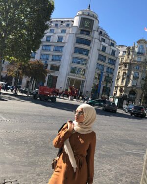 Tua El-Fawwal Instagram - Posing in Paris💥😎 @dreamitcon Thanks for this Weekend, Thanks for having me 🙏🏽💛📸 @carlbagnar 📸 @lukas.alexander.vh #traveling #hijab #hijabfashion #hijabstyle #hijabi #acting #druckcrew #druckfamily