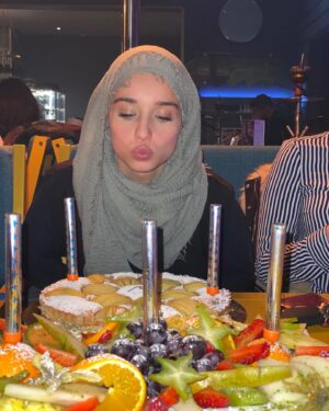 Tua El-Fawwal Instagram - So, hier nochmal. Alles alles Gute und Beste wünsche ich dir zu deinem Geburtstag Mona. Um nicht viel um den heißen Brei herum zu reden. Wenn ich eine ältere Schwester gehabt hätte, hätte sie nicht den Stellenwert den du bei mir hast. Du bist nicht nur meine beste Freundin, sondern auch meine ältere Schwester, meine strenge Mama, mein beschützerischer Bruder, meine Schulter zum Ausheulen, meine Freundin zum Lachen, mein Lieblingsmensch. Ich weiß, dass unsere Freundschaft einige Male kurz vor dem Ende stand, aber wie hat es immer geendet? Wir haben immer wieder zueinander gefunden. Und weißt du was das heißt? Ganz genau, dass du mich in sha Allah nie loswerden wirst du asi 😘Menschen verändern sich im Laufe der Zeit, so wie ich und du dich verändert haben, aber das ist voll in Ordnung. Aber wir gehören trotzdem in sha Allah immer zusammen. So viele Dinge, die ich heutzutage erreicht habe, habe ich mir nur zum Ziel gemacht, weil du mich motiviert hast. Du hast mashallah so vieles erreicht und das habe ich mir als Vorbild genommen. Um zum Ende zu kommen. Du weißt was du für mich bedeutest und, dass ich immer an deiner Seite sein werde in sha Allah. Ich könnte einfach nie auf dich verzichten. Durch dich habe ich den Spruch „Freunde fürs Leben“ verstanden. Danke, dass es dich gibt.  HAPPY BIRTHDAY HABIBI 😘 @mini_1996