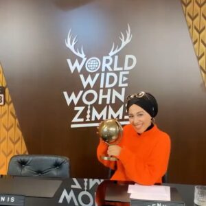 Tua El-Fawwal Instagram - Interview bei World Wide Wohnzimmer🎬 einfach ignorieren welchen Unsinn wir machen während @wwwshow uns ankündigt 😂😂❤️ @lukas.alexander.vh @jobel_mok @druckaddicts #artist #druck #skam #hijabi #hijabartist #interview