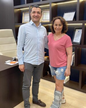 Tuba Erdem Instagram - 6 hafta önce kırdığım bileğimi sevgili doktorum Ortopedist Taha Demir Hocama emanet ettiğim için çok şanslıyım. Tedavimle baştan sona büyük bir özenle ilgilendiği için kendisine minnettarım💐💖 Ataköy Towers taki yeni kliniğinin hayırlı uğurlu olmasını gönülden dilerim😊