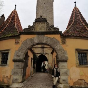 Tuba Erdem Instagram - Germany Rothenburg😍 Mutlaka gidilip görülmesi gereken yerlerden biri. Harry Potter filminin bazı sahneleri burada çekilmiş. Kendinizi bir anda  Ortaçağ da bulabilirsiniz.☺
#germany🇩🇪 #rothenburg
#turne
#istanbulmeydansahnesi