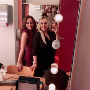 Tuba Erdem Instagram - Sevgili Özlem ile Rotterdam hatırası😍 Oyun arası selfiesi👏👏 #tbt #vaysenmisinbenolan #istanbulmeydansahnesi #rotterdam