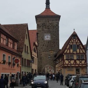 Tuba Erdem Instagram - Germany Rothenburg😍 Mutlaka gidilip görülmesi gereken yerlerden biri. Harry Potter filminin bazı sahneleri burada çekilmiş. Kendinizi bir anda  Ortaçağ da bulabilirsiniz.☺
#germany🇩🇪 #rothenburg
#turne
#istanbulmeydansahnesi