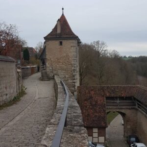 Tuba Erdem Instagram - Germany Rothenburg😍 Mutlaka gidilip görülmesi gereken yerlerden biri. Harry Potter filminin bazı sahneleri burada çekilmiş. Kendinizi bir anda  Ortaçağ da bulabilirsiniz.☺
#germany🇩🇪 #rothenburg
#turne
#istanbulmeydansahnesi