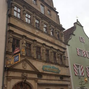 Tuba Erdem Instagram - Germany Rothenburg😍 Mutlaka gidilip görülmesi gereken yerlerden biri. Harry Potter filminin bazı sahneleri burada çekilmiş. Kendinizi bir anda  Ortaçağ da bulabilirsiniz.☺
#germany🇩🇪 #rothenburg
#turne
#istanbulmeydansahnesi