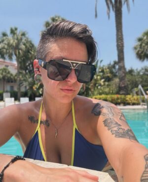 Tucker Ricchio Instagram - Soakin’ it all in ☀️🌴

#florida #sunshine #poolside #poolday #workhardplayhard #vibes #lifestyle #inkedgirls #girlswholift #fitgirls