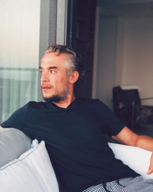 Tugay Mercan Instagram - 👀 Misafir gelicek ... 🙃