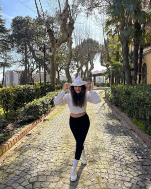 Tuğba Daştan Instagram - Arka bahçede🤭