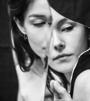Tuğba Sunguroğlu Instagram - “The garden of the world has no limit except in your mind.”
Rumi.
@tugbasunguroglu 🤍✨

#blackandwhite #paris #tugbasunguroglu #reflection
