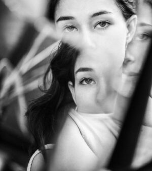 Tuğba Sunguroğlu Instagram - “The garden of the world has no limit except in your mind.”
Rumi.
@tugbasunguroglu 🤍✨

#blackandwhite #paris #tugbasunguroglu #reflection