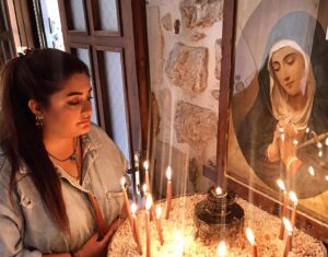 Tuğçe Karabayır Instagram - Uçsuz bucaksız mezopotamya , her dil , din , ırktan insanın bir arada yaşadığı , tarihi dokusunu korumuş nefis lezzetleri olan inancın gücünü hissettirdiği  özel şehir #Mardin ( yeni Mardindeki 16 katlı beton yığınlarına aklım ermedi ve değinmeden geçemeyeceğim nasıl olurda bu tarihi dokunun göbeğine bu zararı verirsiniz çok üzüldüm.)